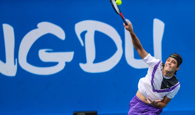 他吸引了对 他吸引了对